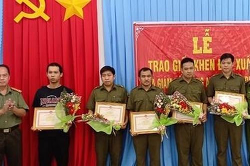 Khen thưởng 5 cá nhân xuất sắc truy bắt 'cẩu tặc'