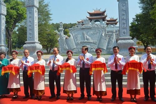Thủ tướng dự khánh thành đền Chung Sơn – thờ gia tiên Chủ tịch Hồ Chí Minh