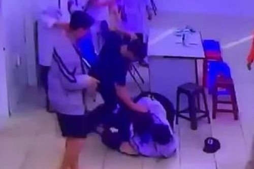 Hai cha con quậy tung khoa Cấp cứu, đánh điều dưỡng