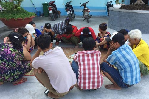 Bắt ổ bạc có 10 đối tượng nữ