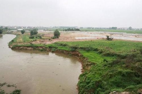Hà Nội xử lý cấp bách sự cố sạt lở bờ hữu sông Cà Lồ