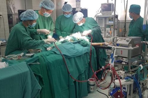 Sức khỏe bệnh nhân nam phi công người Anh mắc COVID-19 đã khá hơn, ngừng dẫn lưu màng phổi