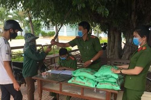 Giữ cho buôn làng im tiếng súng