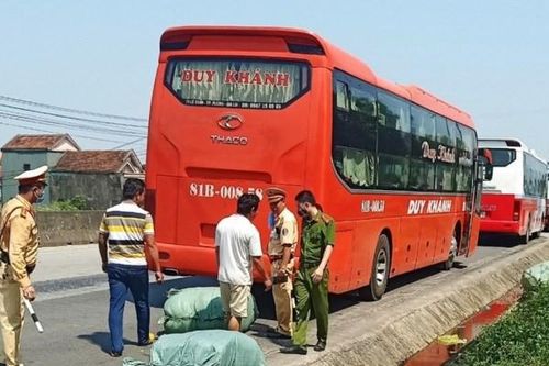 Liên tiếp phát hiện xe khách 'lòi' ra hàng lậu khi bị kiểm tra