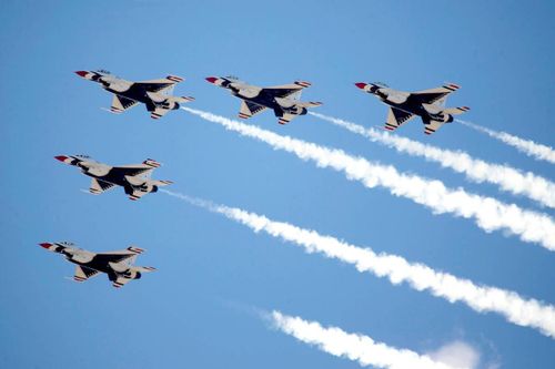 Tiêm kích Mỹ suýt đâm nhau khi cổ vũ y bác sĩ đang ứng phó với dịch Covid-19