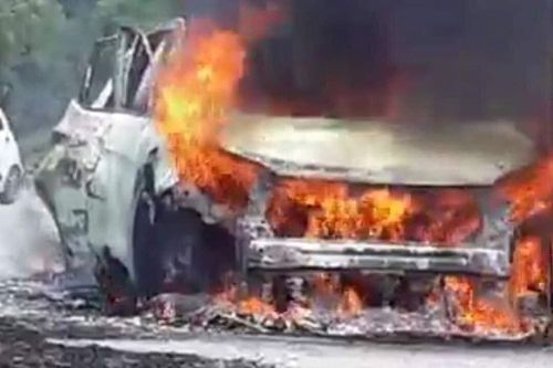 Xe ô tô bốc cháy khi đang chạy, tài xế bị bỏng nặng