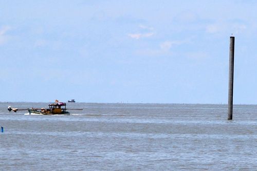 Ngư dân Bạc Liêu yêu cầu Cà Mau dời vị trí 4 trụ điện gió