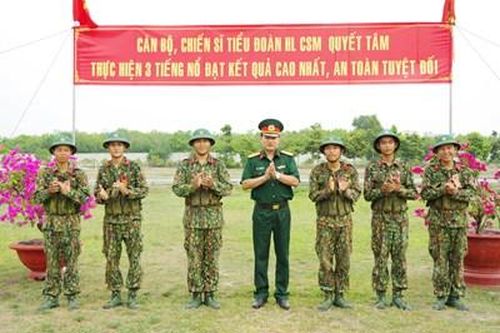 Chiến sĩ mới rực sắc hoa '3 tiếng nổ'