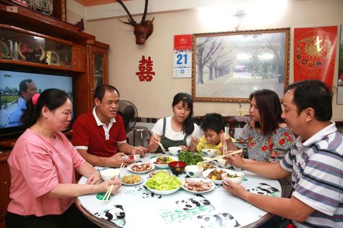 Bữa cơm gia đình thời hiện đại