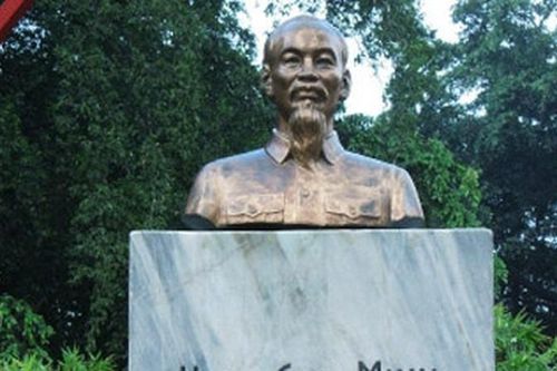 Biểu tượng về Hồ Chí Minh trên nhiều nẻo đường quốc tế