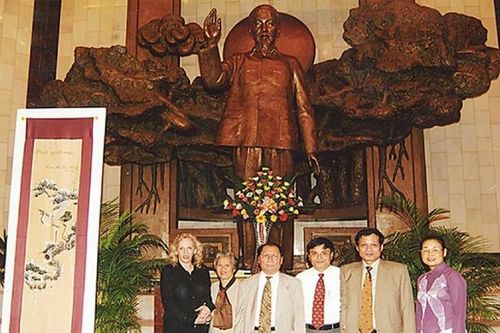 Những kỷ vật mang ân tình của Hồ Chí Minh với bạn bè quốc tế