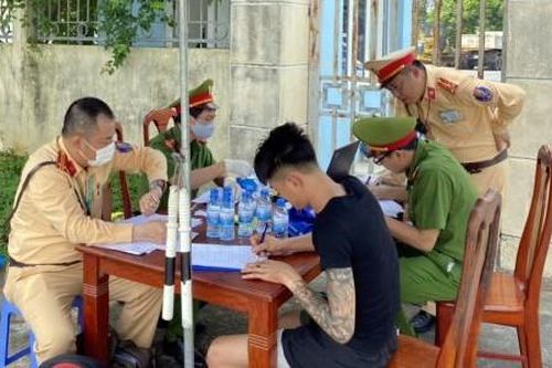 Phát hiện tài xế lái container trên cao tốc dương tính ma túy
