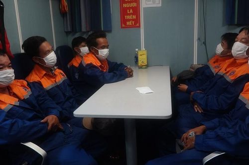 Kịp thời cứu 7 ngư dân giữa biển đêm trước khi tàu chìm