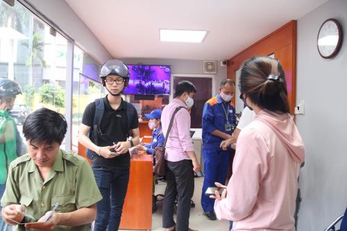 Người dân Hà Nội xếp hàng mua bảo hiểm xe máy