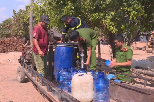 Mang hơn 24.000 lít nước sạch đến với người dân vùng biên giới