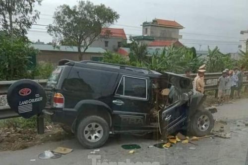 Xe tải và xe con đấu đầu trên quốc lộ, 3 người bị thương
