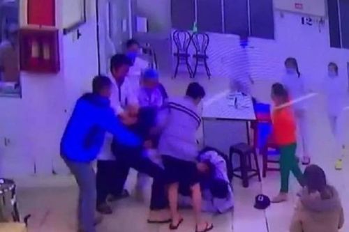 Nữ điều dưỡng cùng bảo vệ bị người nhà bệnh nhân đấm túi bụi