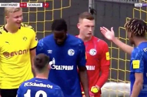 Haaland bị khiêu khích tục tĩu, vẫn bản lĩnh xé lưới Schalke