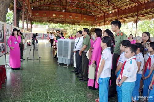 Khai mạc triển lãm 'Hồ Chí Minh - Những nét phác họa chân dung'