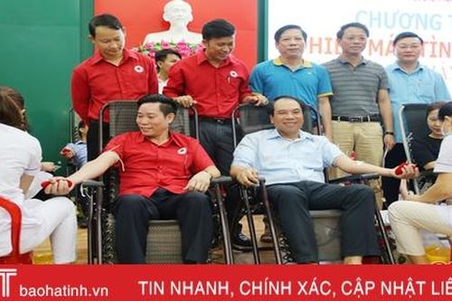 Hơn 100 người tham gia hiến máu hưởng ứng Tháng Nhân đạo