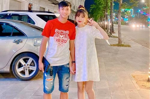 Văn Đức đưa Nhật Linh đi dạo phố cuối tuần, nàng mang bầu vẫn xinh đẹp rạng ngời