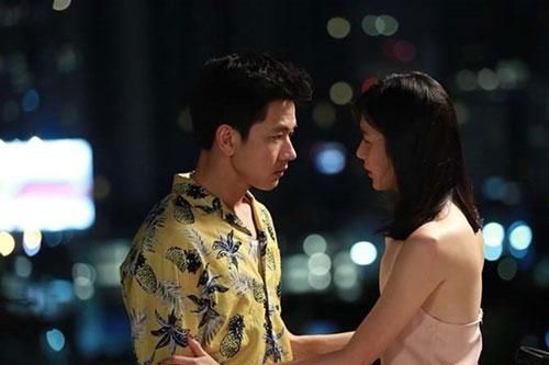 3 giờ sáng, vợ áo quần xộc xệch bước xuống từ 1 chiếc xe sang, phản ứng khó ngờ của chồng khiến người đàn ông lạ mặt buông tay chịu thua