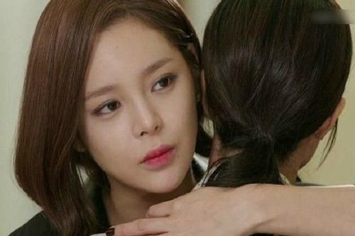 Lén lút ăn ngủ với chồng của bạn thân đến mức có bầu, bồ nhí vẫn leo lẻo 'chồng em không phải gu của chị'