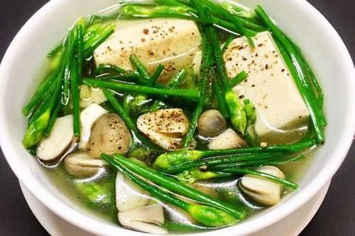 Canh hẹ nấu thịt ngày hè giúp giải nhiệt, tốt cho sức khỏe
