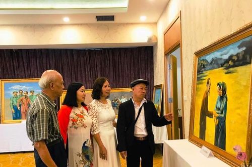 Khai mạc Triển lãm tranh sơn dầu 'Tháng Năm nhớ Bác'