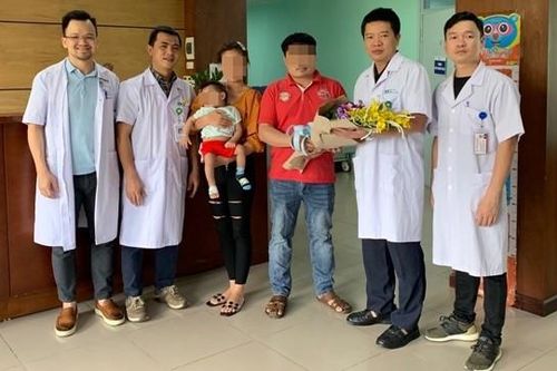 Hồi sinh sự sống cho bé gái người Lào mang khối nang phổi khổng lồ