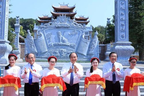Thủ tướng Nguyễn Xuân Phúc cắt băng khánh thành Đền thờ gia tiên Chủ tịch Hồ Chí Minh tại Nghệ An