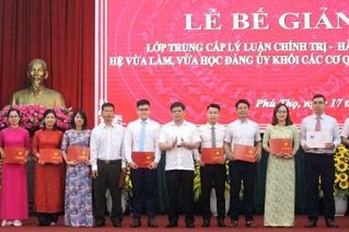 Bế giảng lớp Trung cấp lý luận chính trị - hành chính khóa 19