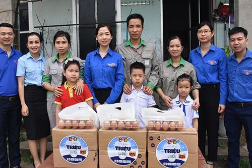 Tỉnh đoàn tặng quà cho gia đình thanh niên công nhân
