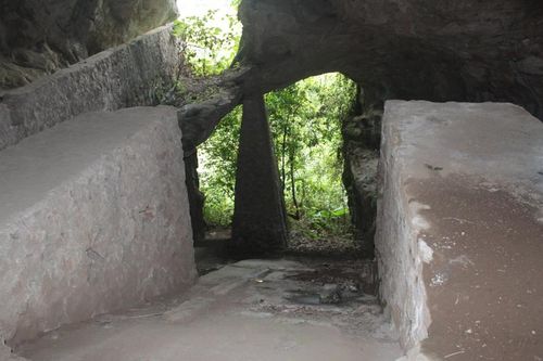 Kỳ vĩ hang Huyện
