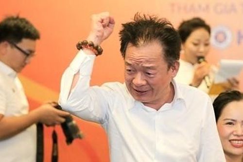 Thấy gì từ việc bầu Hiển tặng đội bóng cho các địa phương?