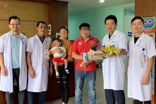 Cứu bé gái người Lào mắc khối nang phổi khổng lồ