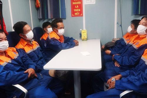 Dông lốc đánh chìm tàu trên biển, 7 ngư dân may mắn thoát chết