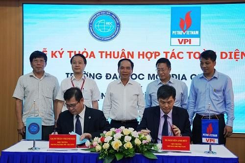 Viện Dầu khí Việt Nam ký thỏa thuận hợp tác toàn diện với Trường Đại học Mỏ - Địa chất