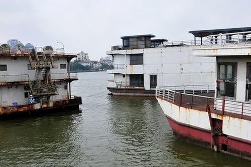 Các nhà hàng nổi một thời lộng lẫy trên hồ Tây giờ hoang phế đến ghê người