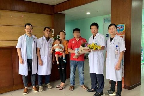 Bé gái người Lào được bác sĩ Việt Nam hồi sinh