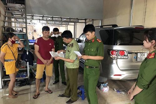 Cận cảnh cơ sở sản xuất hàng nghìn áo thể thao giả các thương hiệu lớn