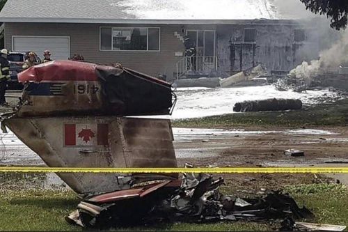 Máy bay nhào lộn của không quân Canada rơi xuống nhà dân