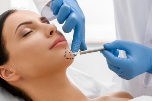 Mùa dịch phải đeo khẩu trang, người Nhật tranh thủ đi dao kéo