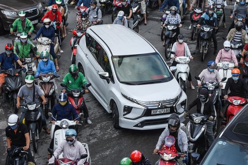 Giao thông Hà Nội rối loạn trong cơn mưa sáng đầu tuần