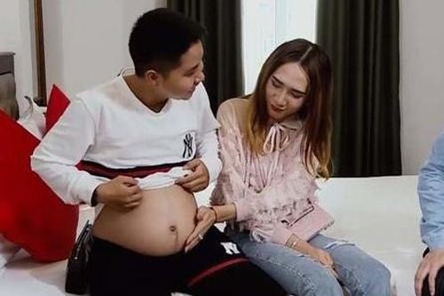 Cặp chuyển giới đón con đầu lòng