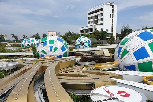 'Hàng chục cột đèn đổ gãy sau trận mưa dông do kết cấu yếu'