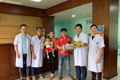 Cứu bé gái 1 tuổi người Lào bị nang phổi khổng lồ
