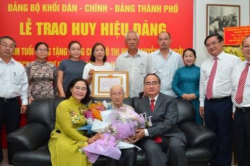 Phu nhân cố Tổng Bí thư Nguyễn Văn Linh nhận Huy hiệu 85 năm tuổi Đảng