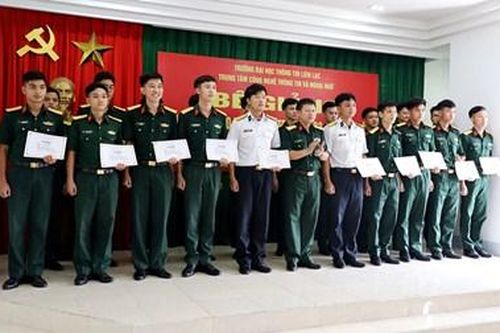 Bế giảng khóa đào tạo tiếng Anh cho học viên đại học cấp phân đội