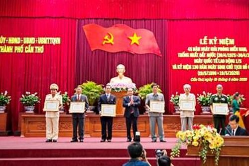 Trao Huy hiệu Đảng tặng các đồng chí nguyên là lãnh đạo địa phương và Quân khu 9